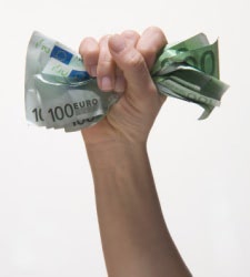 Mano sujetando un puñado de billetes de cien euros, fajo, dinero, riqueza. Mano sujetando un puñado de billetes de cien euros, fajo, dinero, riqueza.
