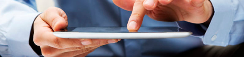 dedo de una persona sobre una tablet solicitando prestamos online de manera rapida y comoda a traves de internet