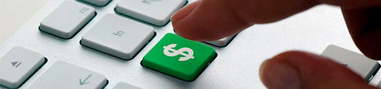 persona a punto de apretar un boton en su teclado para conseguir prestamos rapidos sin papeles