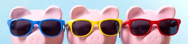 tres huchas con forma de cerdito con gafas de colores donde se guarda el dinero de creditos online respuesta inmediata que se pueden solicitar