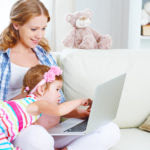 Internet, fijo y móvil para familias, ¿qué operadora tiene el 'pack' más barato?