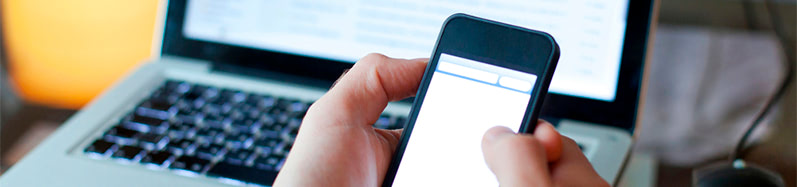 persona usando su móvil recibiendo un sms de confirmacion de que sus prestamos online sin aval han sido aprobados sin problemas