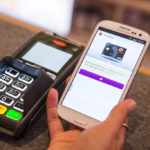 Los bancos se abonan al pago móvil: más del 90% permiten esta operación con el 'smartphone'