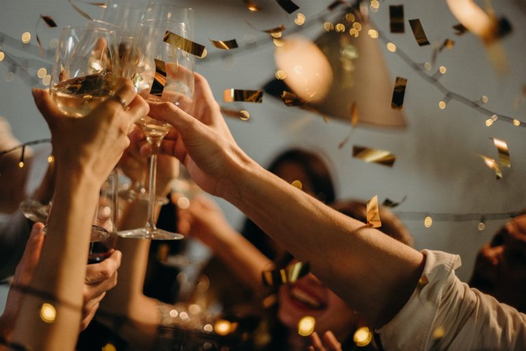 people-toasting-wine-glasses-3171837 tarjetas de credito con ventajas
