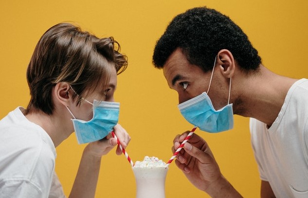 man-and-woman-drinking-milkshake-3951878 requisitos conseguir creditos coronavirus