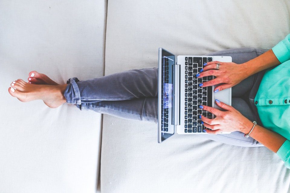 woman-lying-and-typing-on-laptop-6249 moratoria sectorial prestamos personales