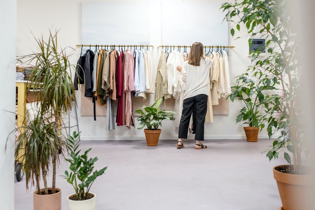 woman-fixing-clothes-on-the-rack-3965548 como conseguir financiacion para emprendedores