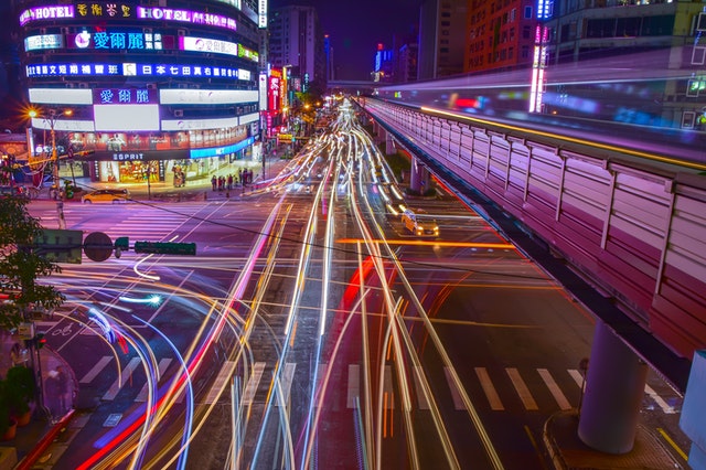 light-trails-on-city-street-327345 conseguir creditos rapidos