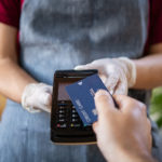 ¿Sabes por qué tu banco quiere que uses tu tarjeta de crédito en lugar de la de débito?