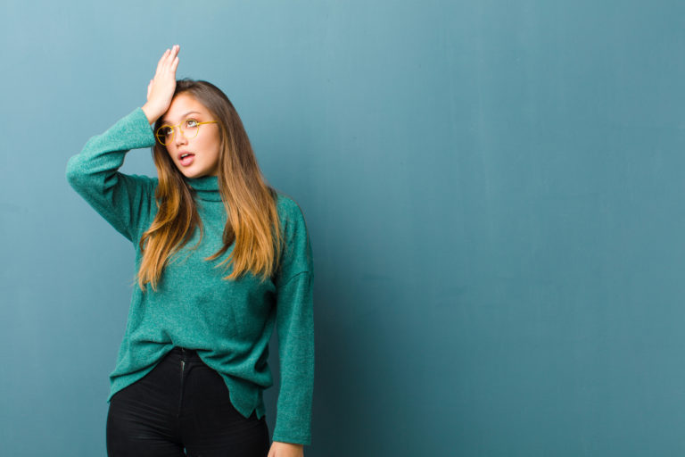 raising palm to forehead thinking oops, after making a stupid mistake or remembering, feeling dumb errores al usar tarjeta de credito