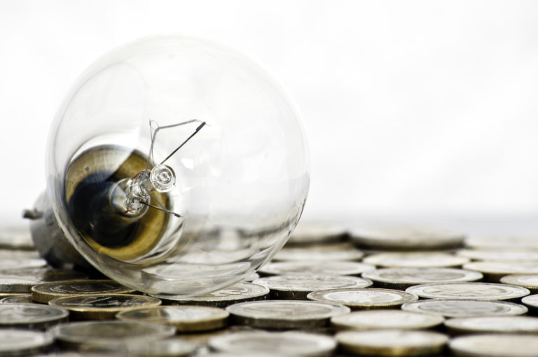 Dinero de planes de pensiones y una bombilla