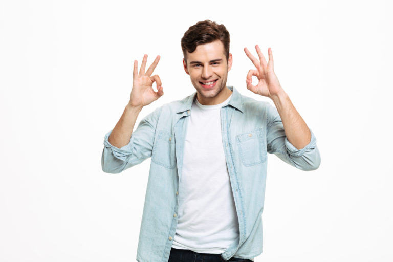 Portrait of a cheerful young man hacer el mejor anuncio en los portales inmobiliarios