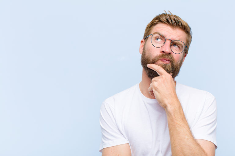thinking, feeling doubtful and confused, with different options, wondering which decision to make comisión inmobiliaria por vender un piso