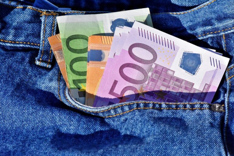money-g0b85ea2d6_1920 Bolsillo de vaqueros con cientos de euros