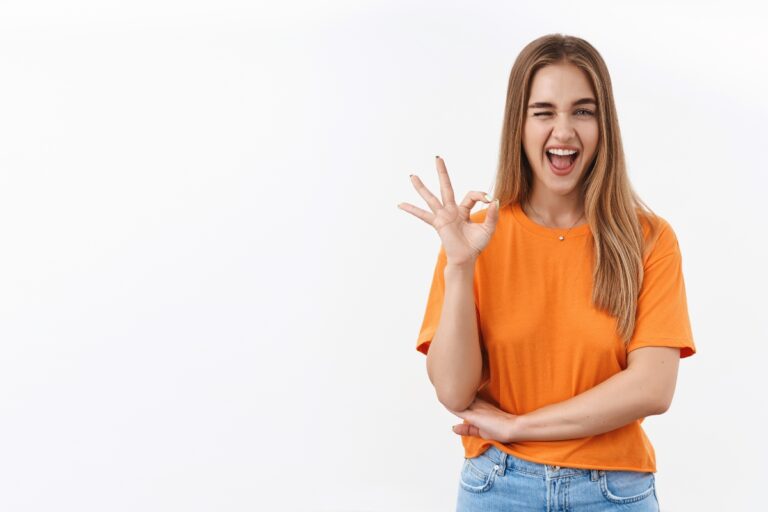 Chica joven guiña un ojo y sonríe Chica joven guiña un ojo y sonríe