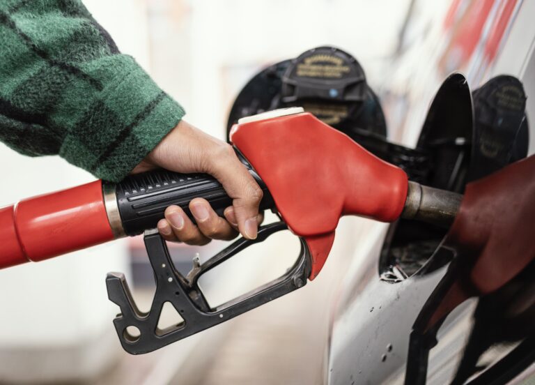 Una persona repostando gasolina Una persona repostando gasolina