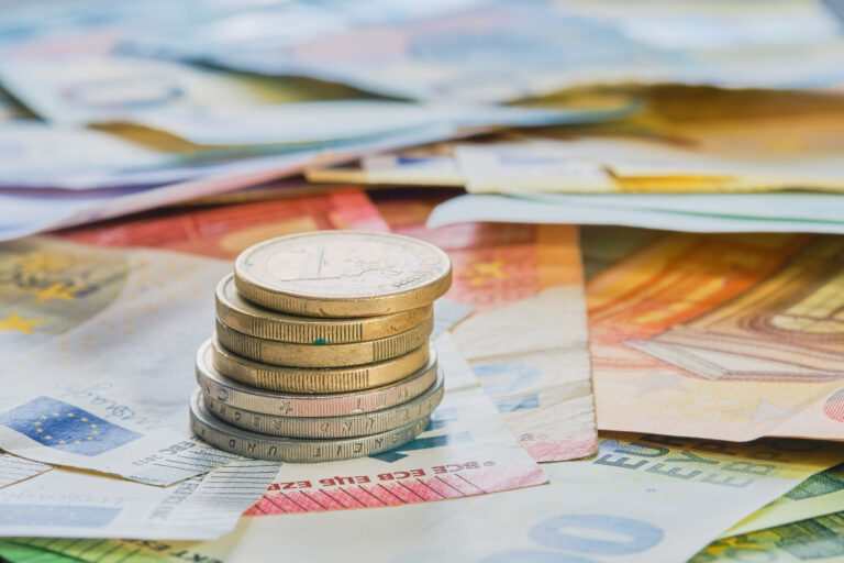 Los bancos españoles empiezan a remunerar sus depósitos a plazo fijo.