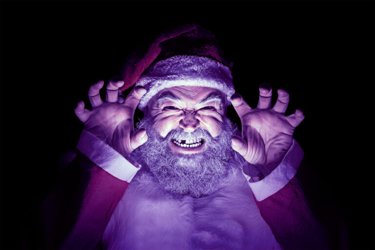 Santa Claus asusta a alguien para avisar de los peligros de usar la tarjeta de crédito en Navidad