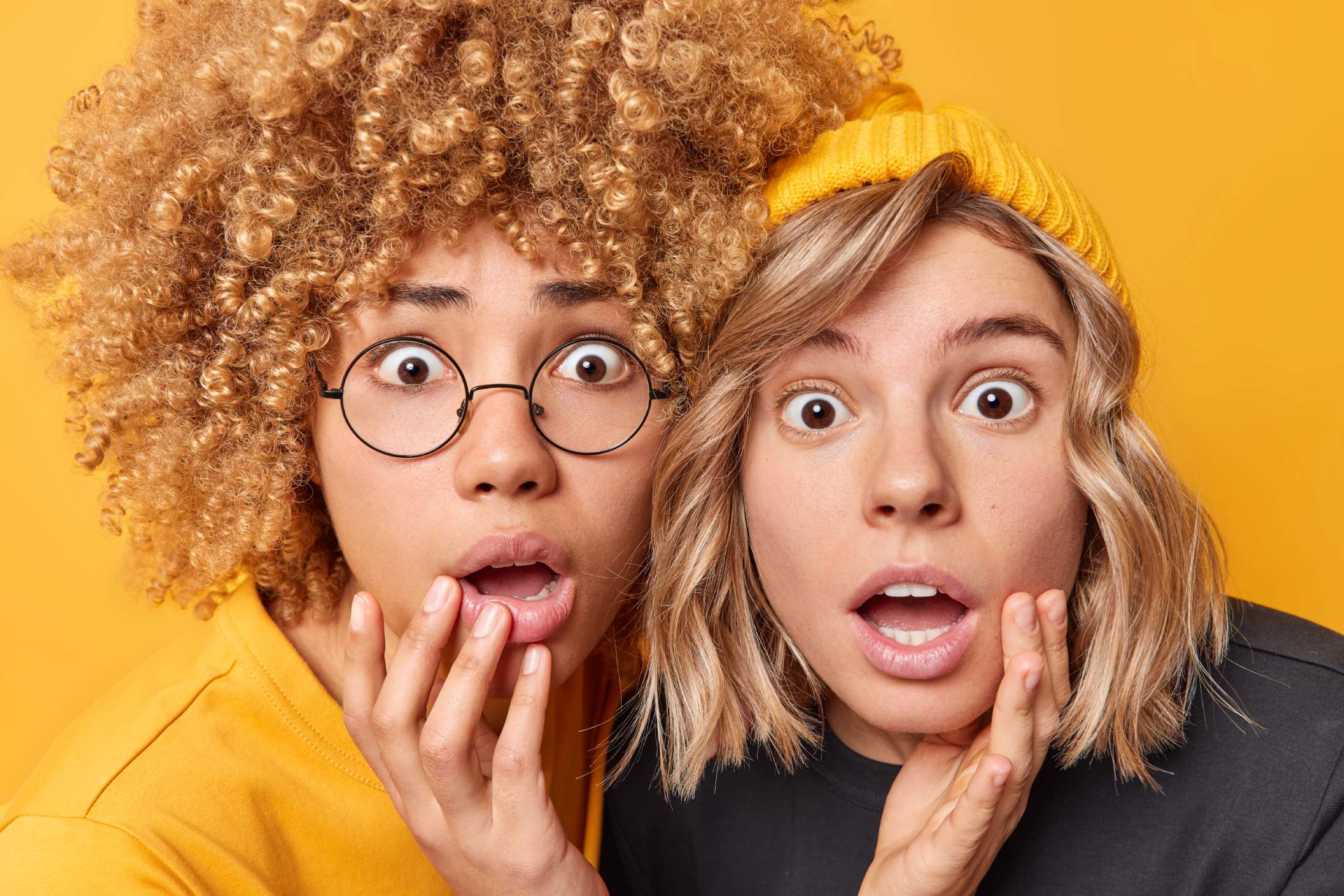 Dos mujeres asustadas