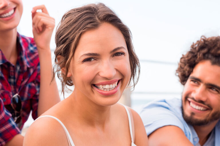 Varios clientes bancarios satisfechos