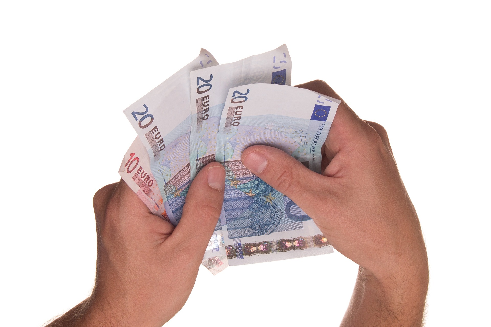 una persona contando billetes de dinero
