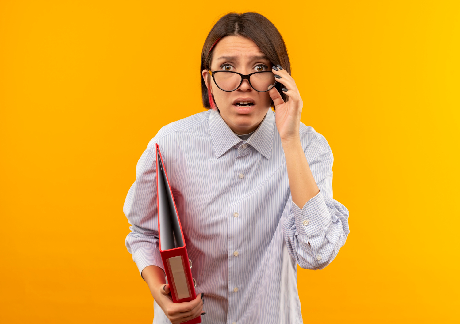 Mujer preocupada por la evolución del euríbor