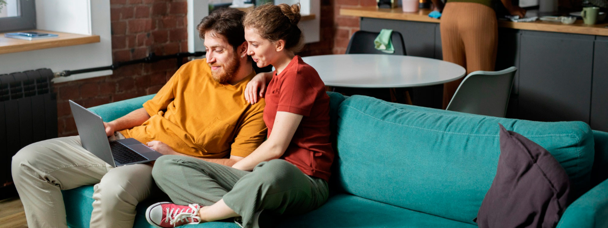 Pareja de jóvenes mirando en el ordenador viviendas en venta para comprar con el nuevo aval del Gobierno de Valencia