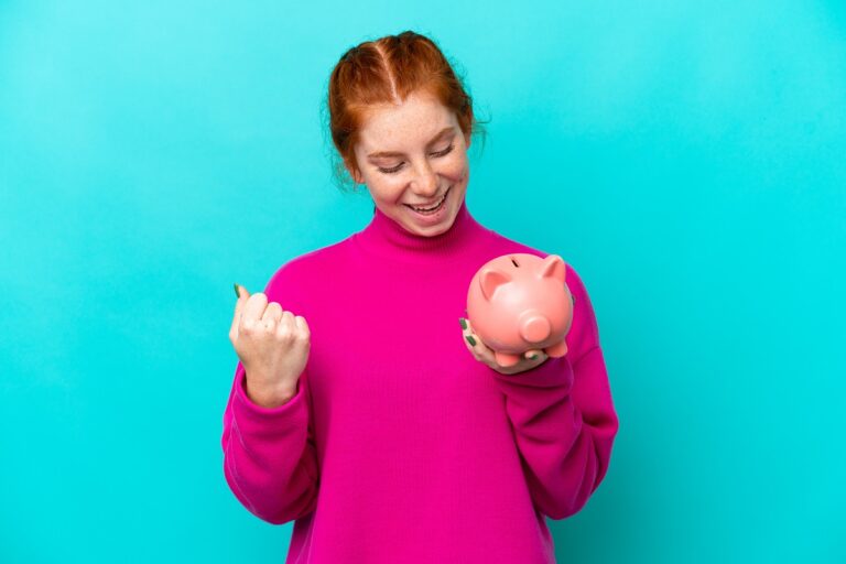 Persona sonriente celebra el dinero que se ahorrará con la bajada del euríbor