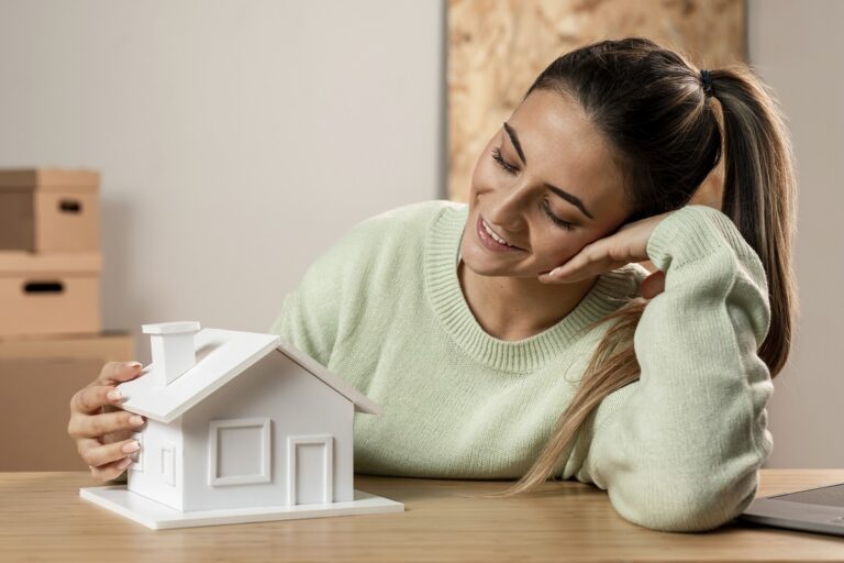 Mujer mira una casa que financiará con una hipoteca de Unicaja