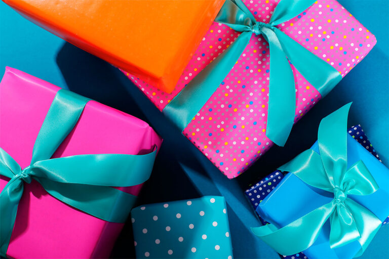 Regalos de los bancos envueltos en papel de regalo.