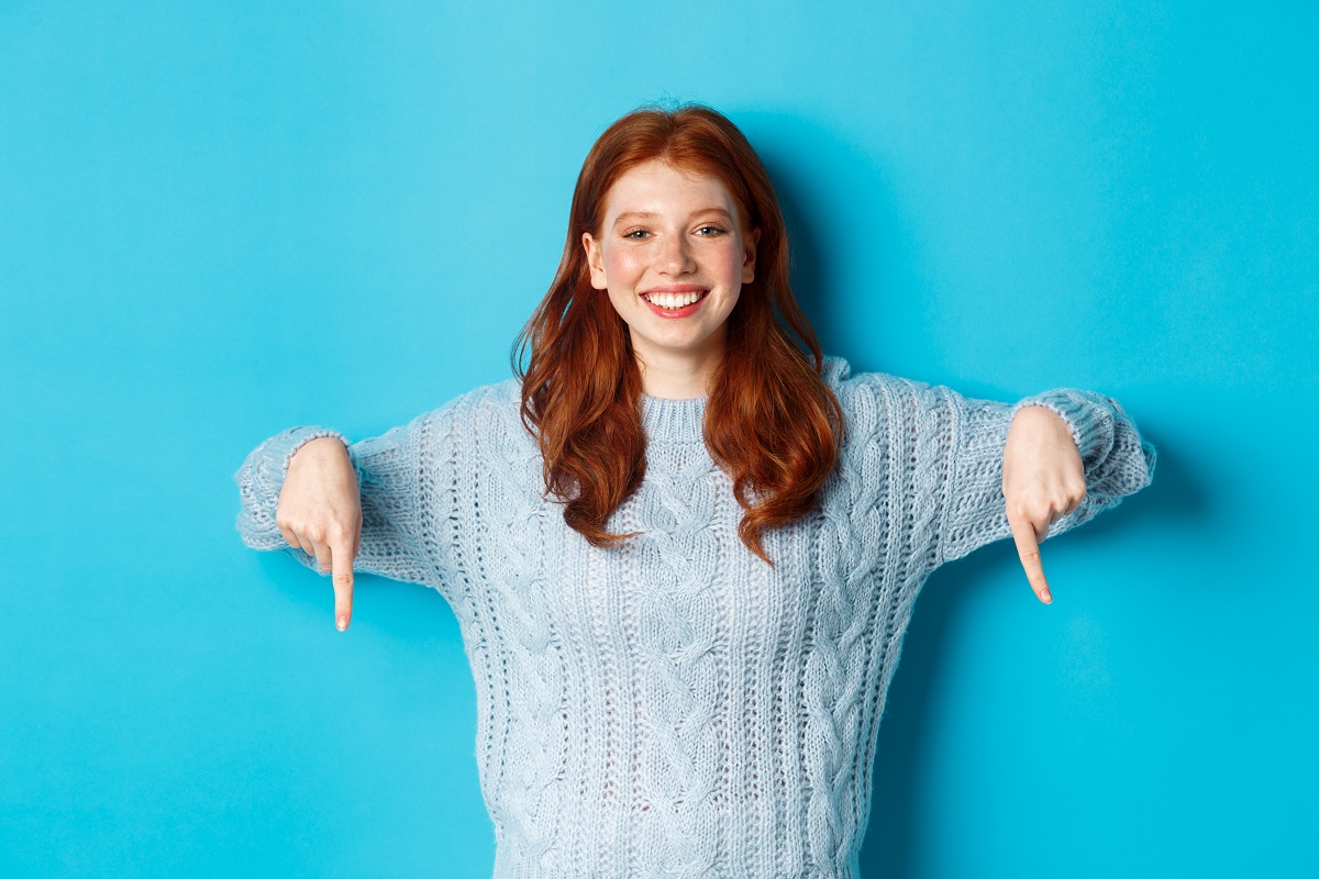 Mujer sonriente por la rebaja de las hipotecas de Banco Mediolanum