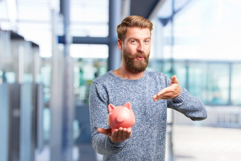 Hombre con barba señala a una hucha que representa la rebaja de la hipoteca fija de CaixaBank