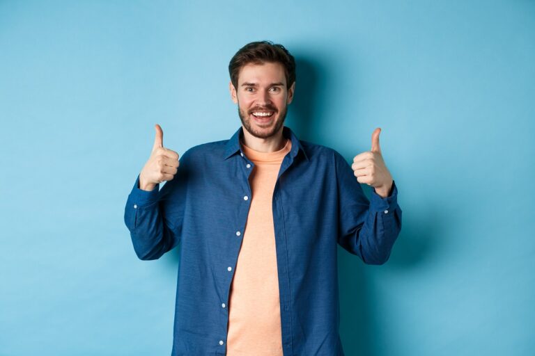 Hombre celebra el desplome del euríbor diario