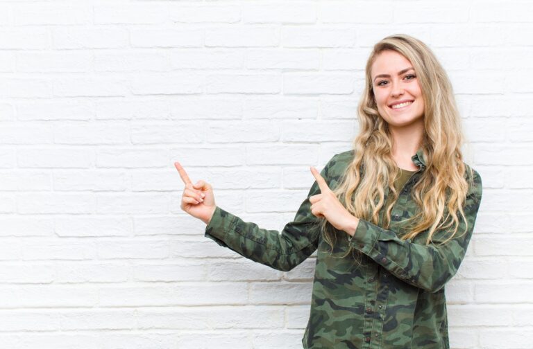 Mujer militar representa la entrada de Cajasiete en la guerra hipotecaria