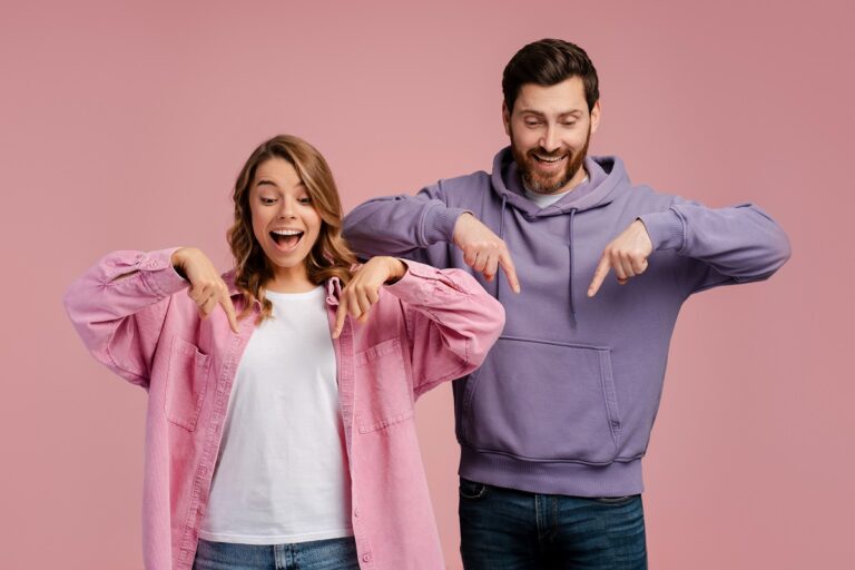 Pareja feliz por la bajada del euribor en noviembre