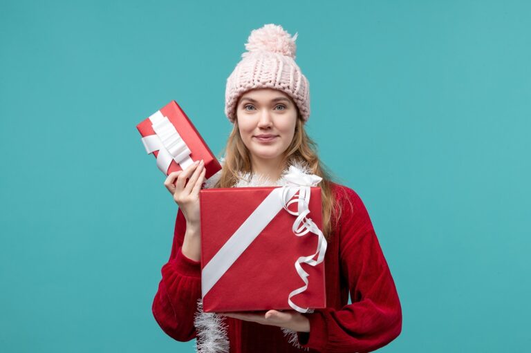 Mujer recibe como regalo de navidad las rebajas de interés de las hipotecas de imagin y Unicaja