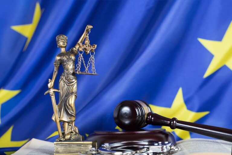 Mazo de juez con la bandera europea de fondo para representar la nueva sentencia sobre el IRPH