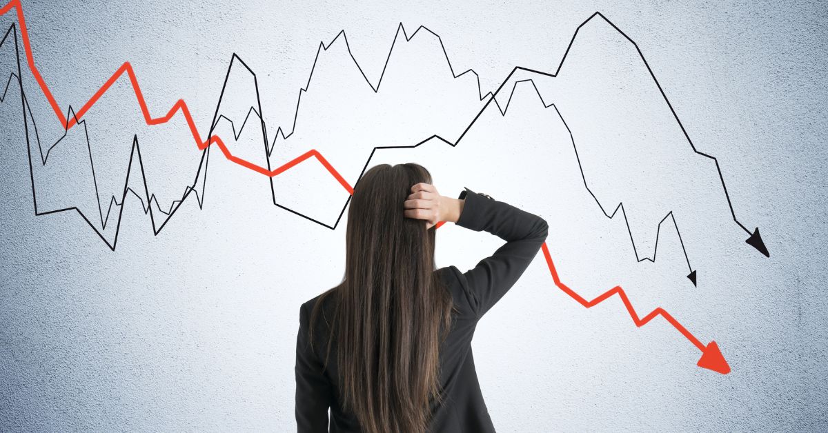 Una persona permanece de pie, sosteniendo su cabeza, confundida, mientras el gráfico del S&P 500 muestra una pronunciada caída, lo que refleja las preocupaciones sobre el aumento de la inflación.