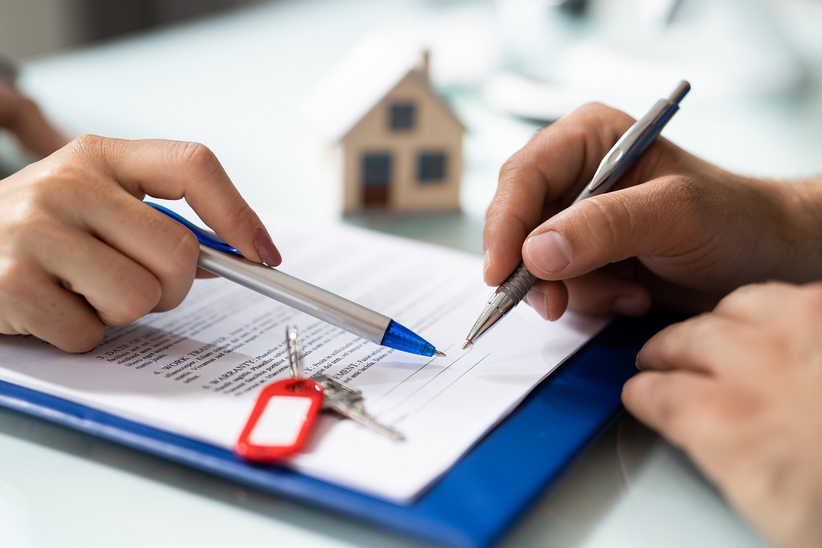 Clientes firman hipotecas en un banco