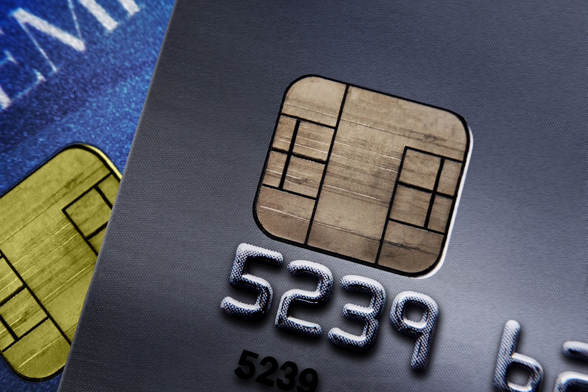 Primer plano de tarjetas de crédito, resaltando los intrincados detalles de las fichas y los números en relieve "5239".