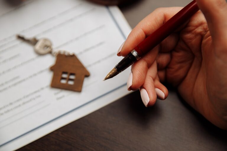 Persona que está a punto de firmar una escritura de compraventa de vivienda