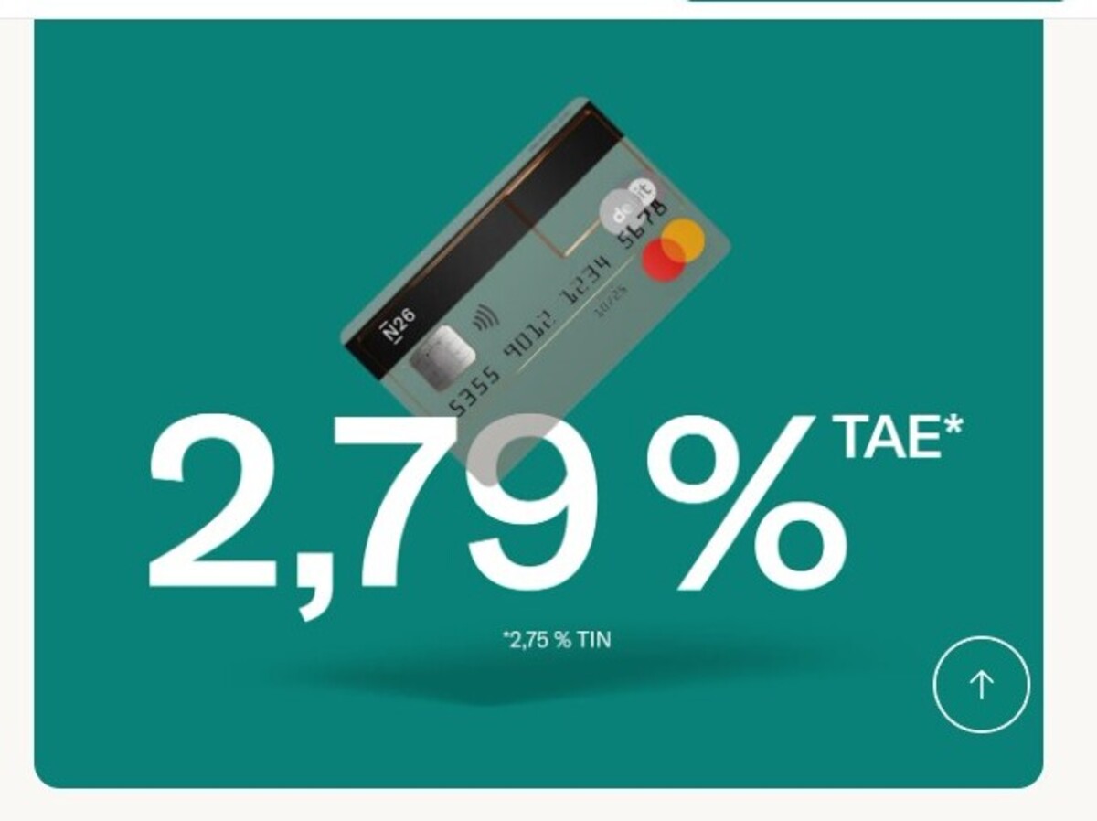 Una tarjeta de crédito flota sobre un fondo verde azulado con el texto "2.79% TAE* *2.75% TIN" en fuente blanca en negrita, ofreciendo una visión atractiva de cómo administrar su cuenta con eficiencia y facilidad.