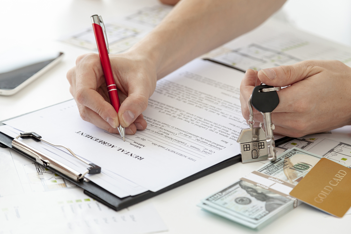 Persona calculando la desgravación por vivienda