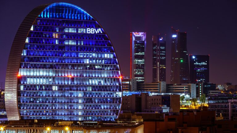 CNMC da luz verde a la OPA de BBVA sobre Sabadell: ¿Qué ocurrirá con las hipotecas y los préstamos si sale adelante la operación?