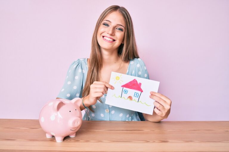 Mujer contenta porque le bajará la hipoteca gracias al euríbor