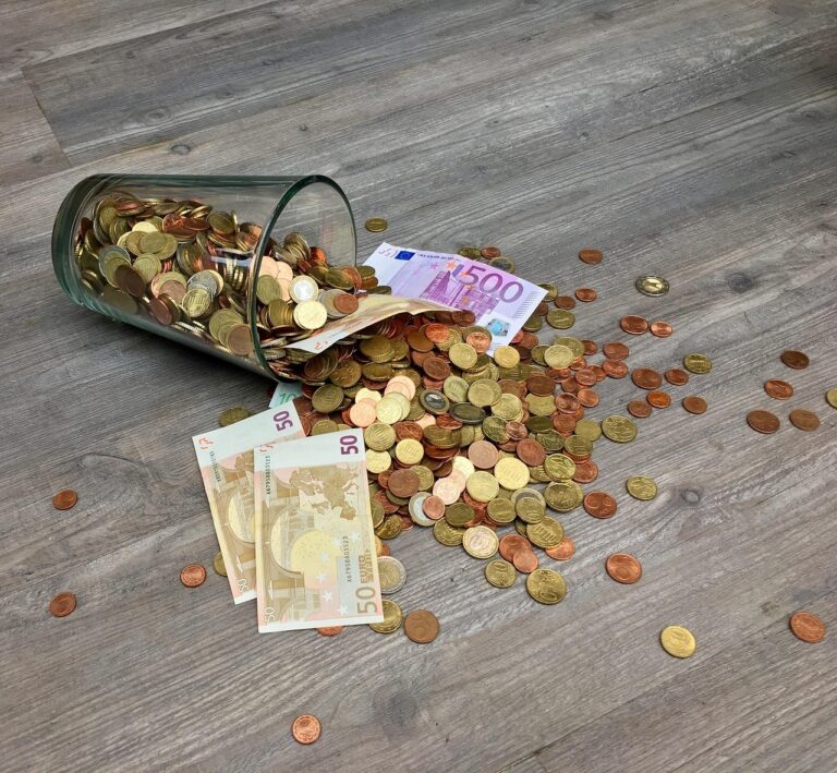 El coste invisible de dejar tu ahorro en el banco: casi 900.000 millones de euros en cuentas a la vista que pierden valor con la inflación