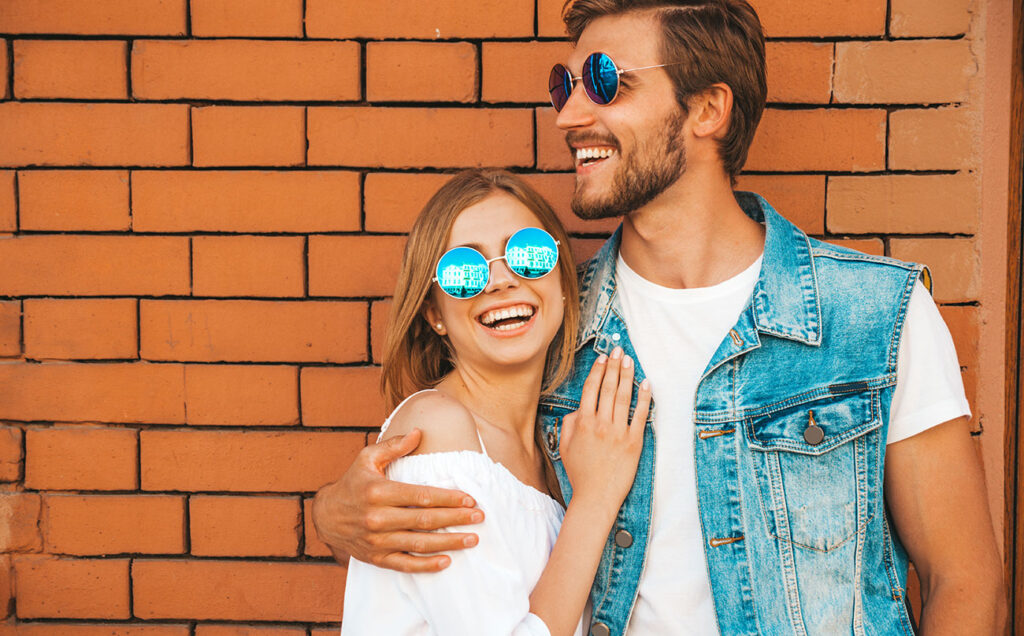 pareja-feliz-muro