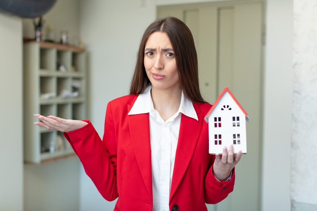 Mujer duda sobre la efectividad de las ayudas a la compra de vivienda
