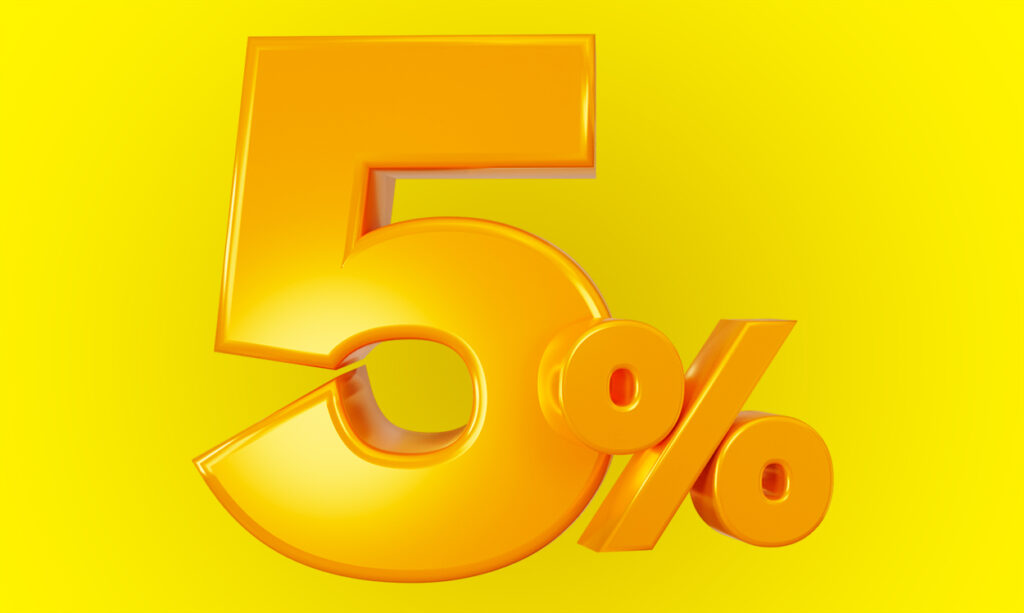 Un gran símbolo dorado en 3D del "5%" brilla sobre un fondo amarillo brillante, representando un interés alto ideal para cuentas de ahorro en bancos.