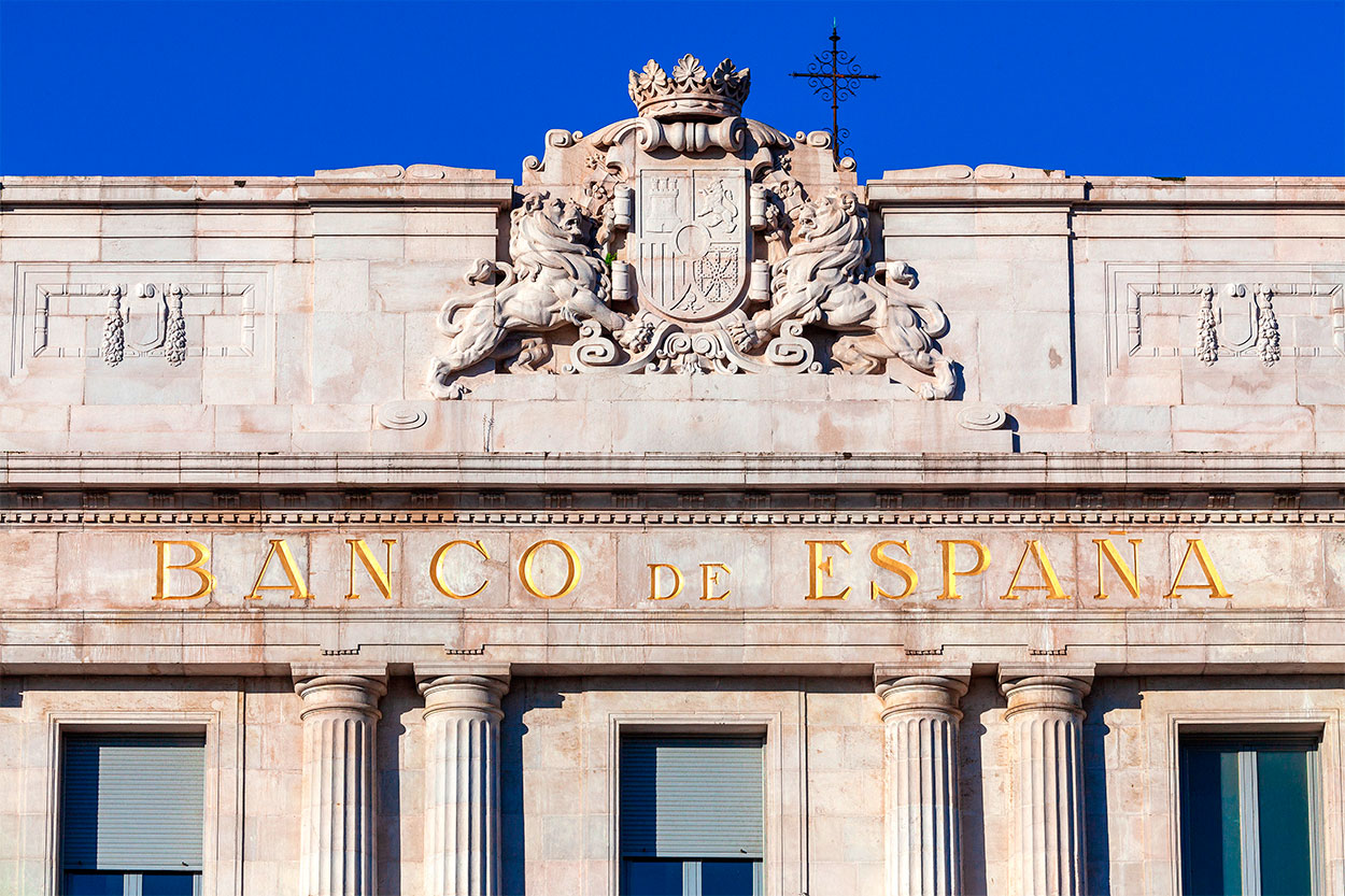 Fachada del edificio del Banco de España con columnas y un detallado escudo sobre su nombre, reflejo de su papel vital en las reclamaciones al Banco de España como uno de los bancos más reclamados en los últimos años.